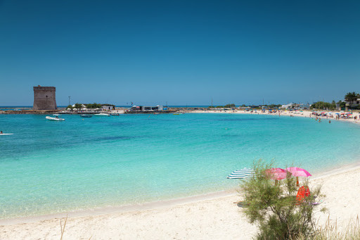 Spiaggia di Torre Lapillo con mare turchese e Torre di San Tommaso